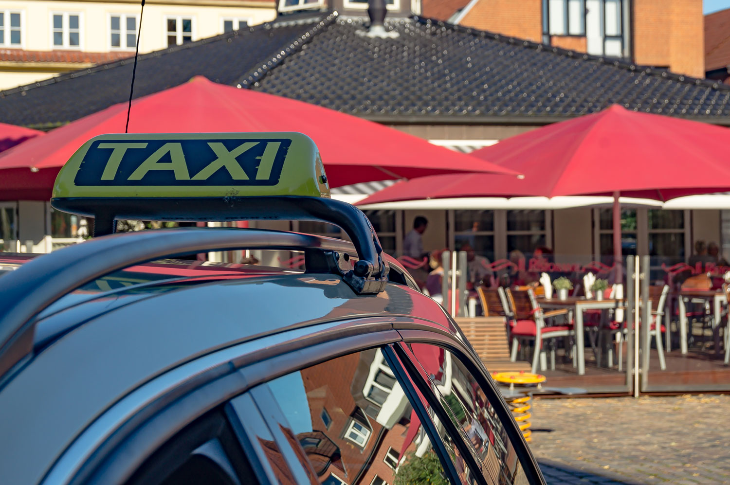 Taxi vor einem Restaurant